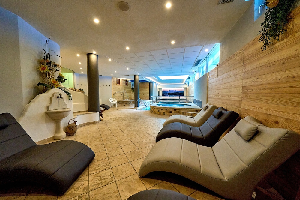 HOTEL CRISTINA 24/45