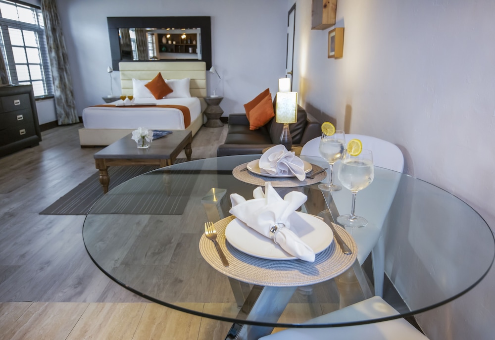 Lincoln Arms Suites 52/73