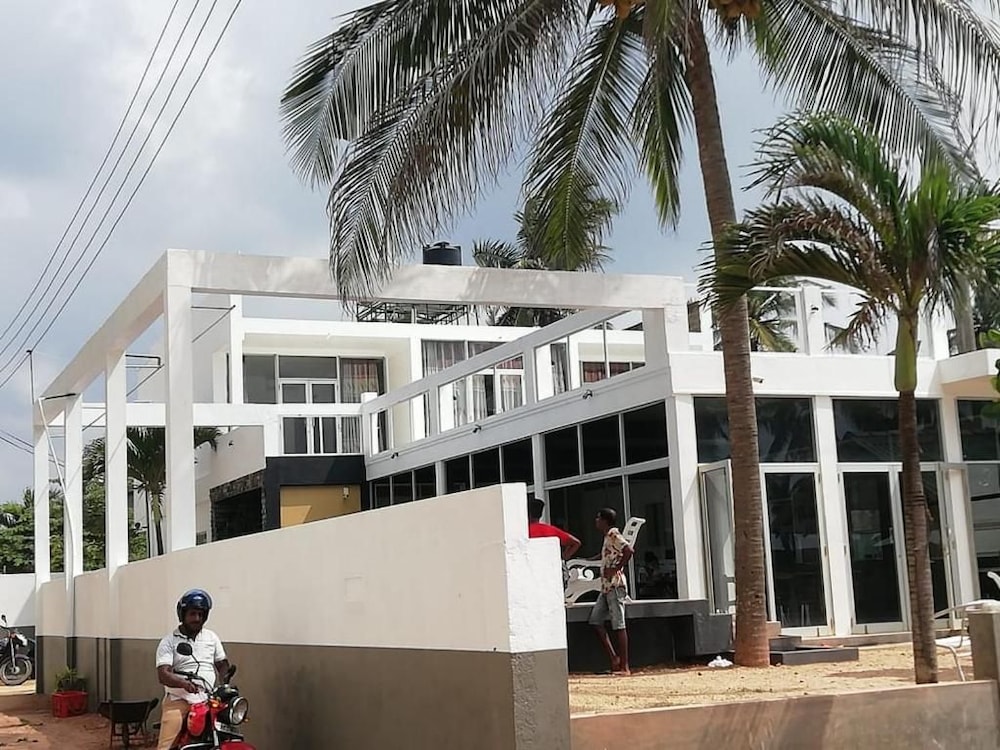 Saara Beach Hotel 6/50