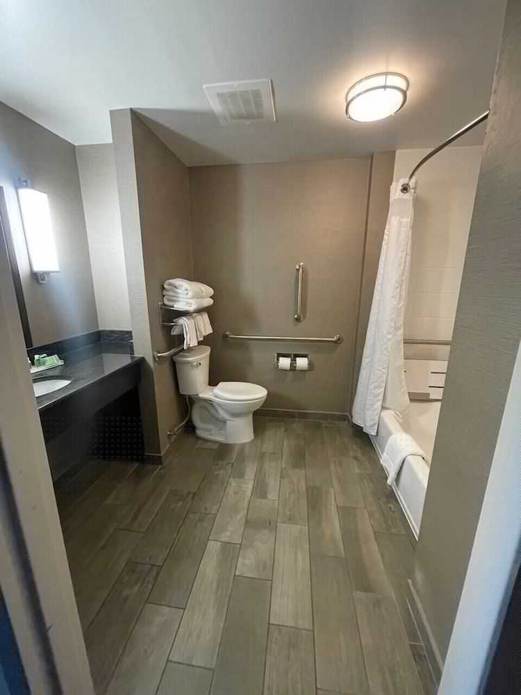 Holiday Inn Owensboro Riverfront 35/75