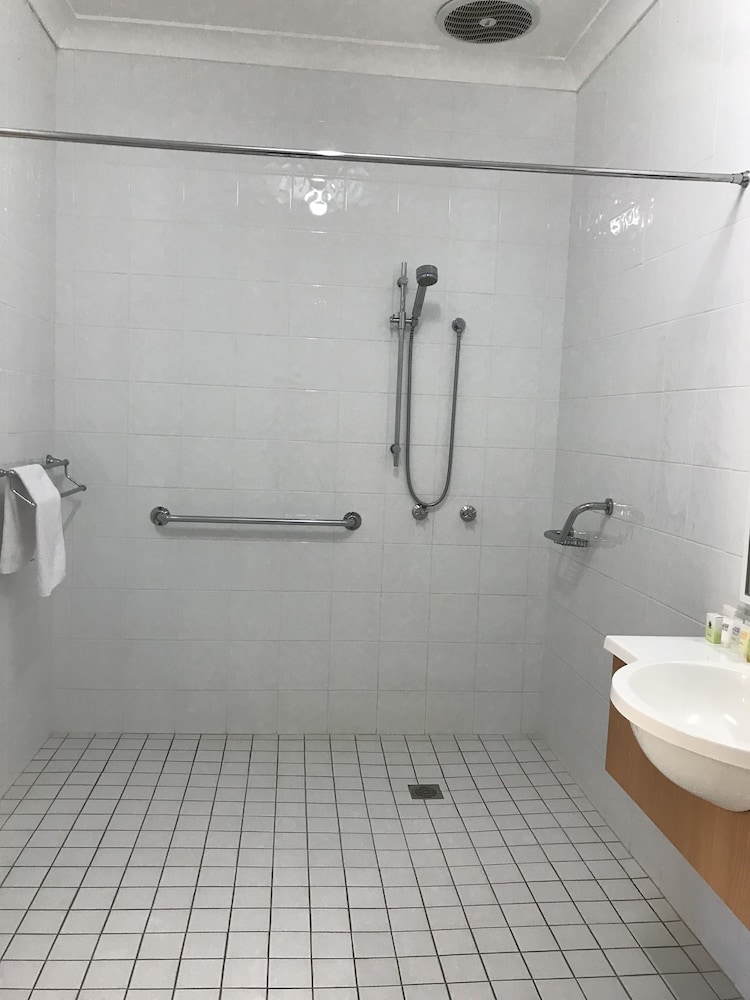 Country Gardens Motor Inn 8/33