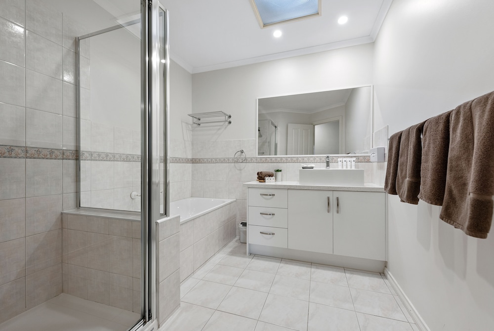 Fawkner Suites Serviced Apartments 62/64