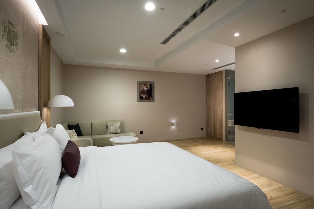 Hua Hotel 35/67