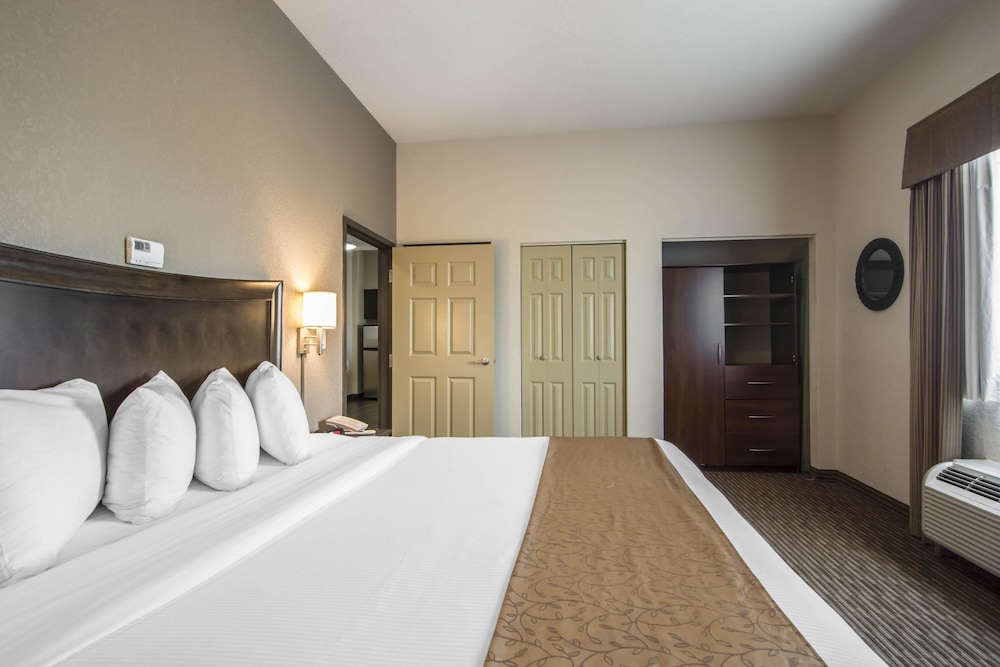 Quality Inn & Suites Thompson, MB 9/41