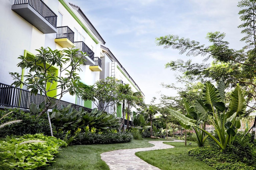 MaxOneHotels.com at Resort Makassar 51/57