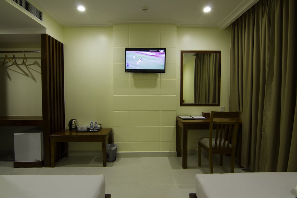 Rose Emerald Hotel 52/63