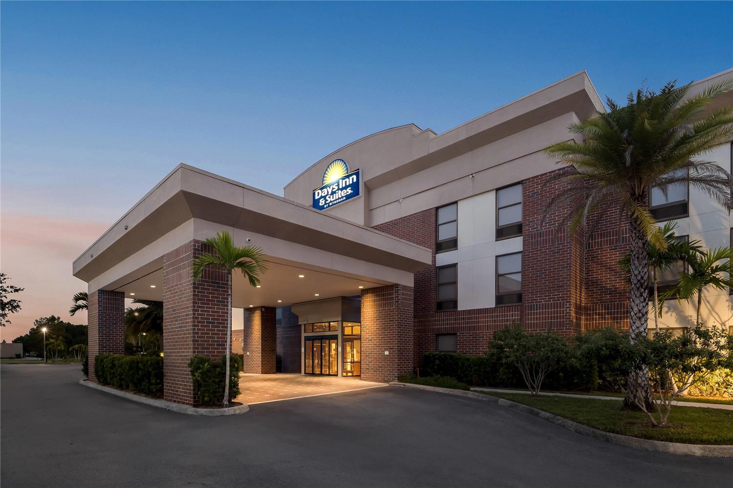 Days Inn Suites By Wyndham Fort Myers Near Jetblue Park 4/43