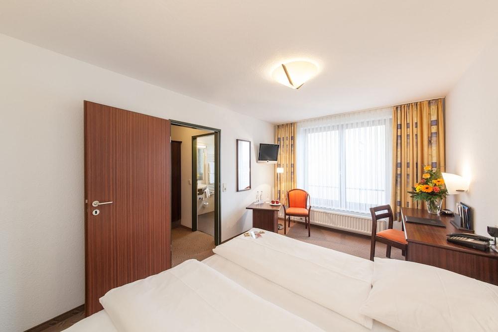 Standard, Single, 2 Double Beds