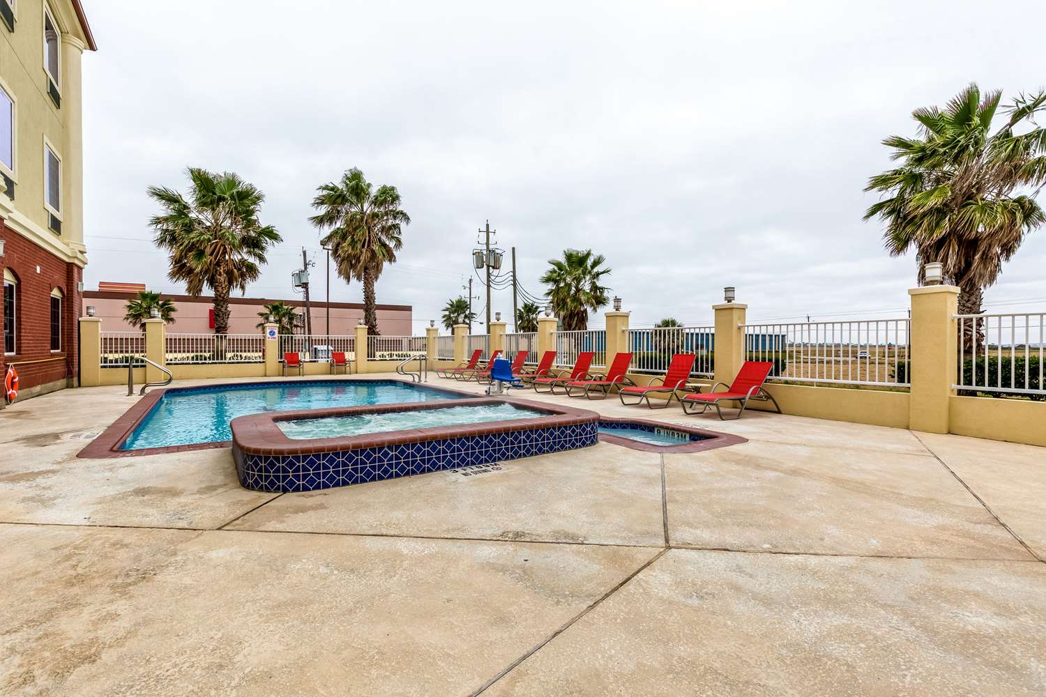 Comfort Suites Galveston Cruise Port Area - Beachside 40/44