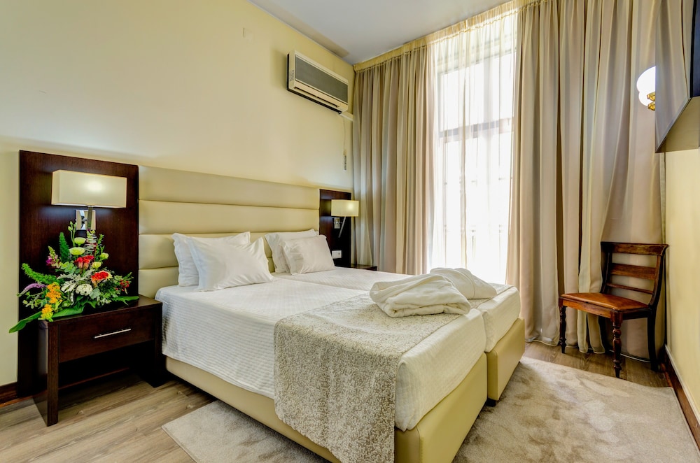 ROOM, TWIN BEDS