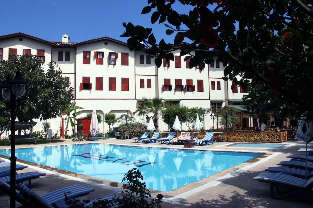 Idyros Hotel 50/50
