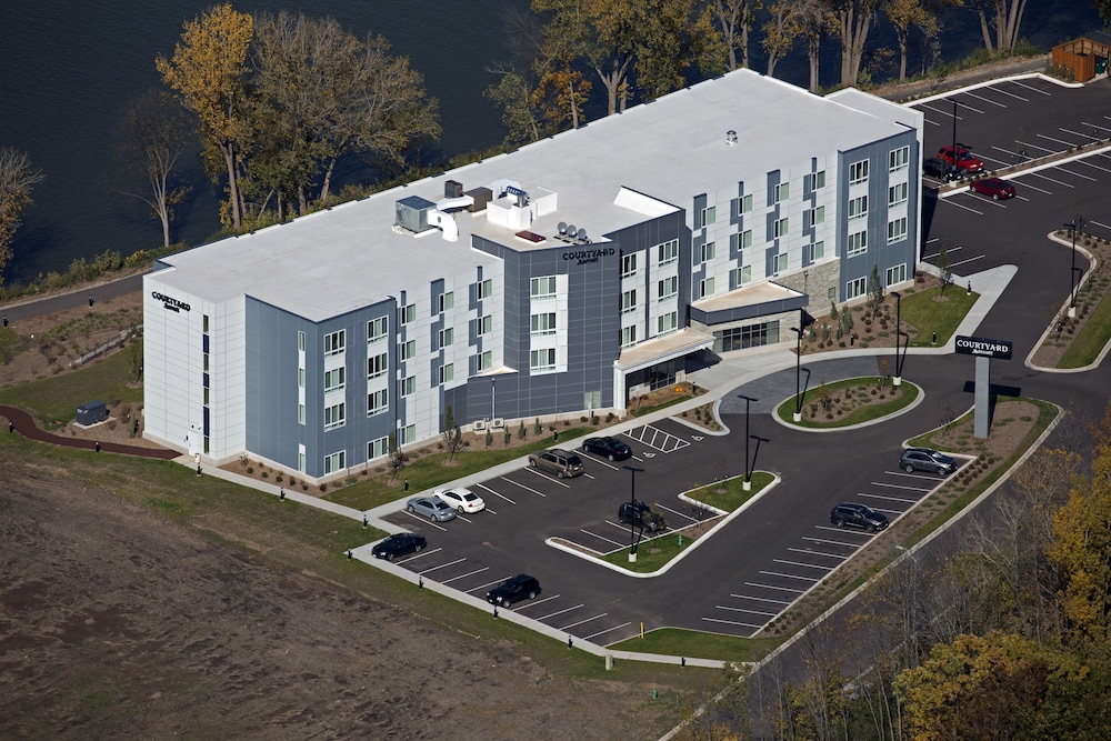 Courtyard Appleton Riverfront 55/58