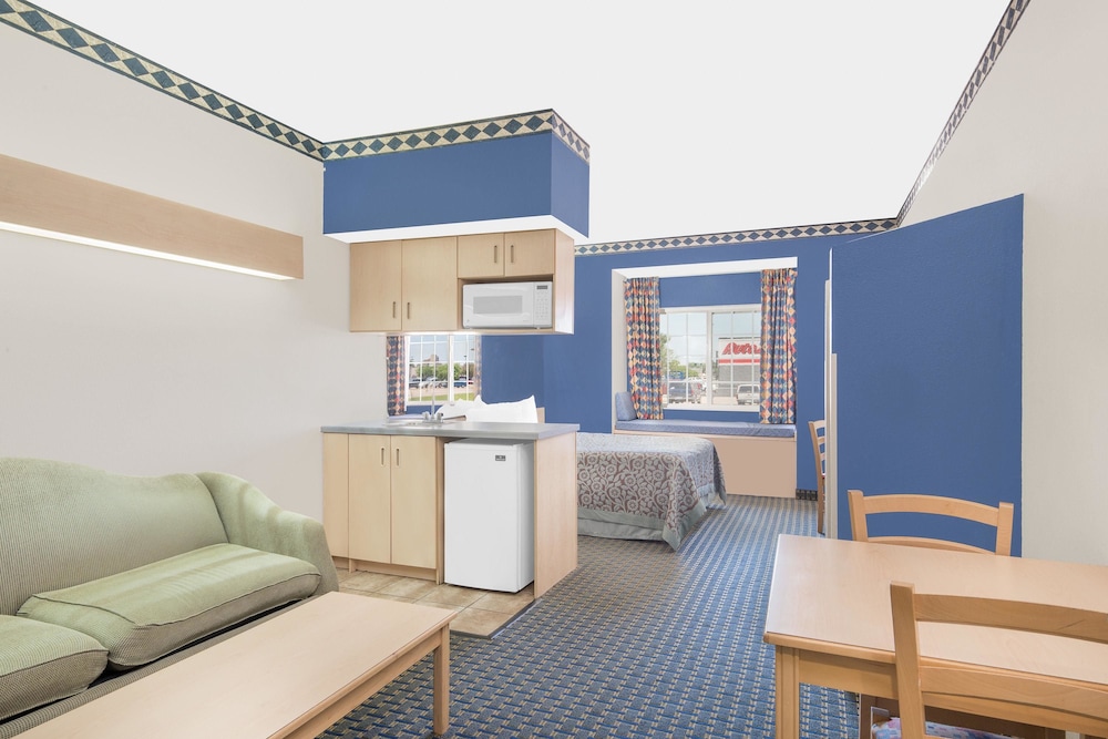 Days Inn & Suites By Wyndham Hutchinson 32/42
