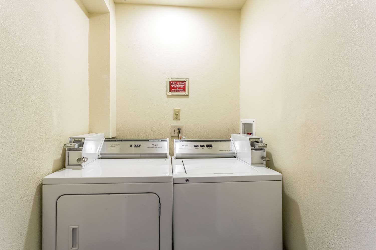 Econo Lodge Inn and Suites Albuquerque East I-40 Eubank Exit 8/37