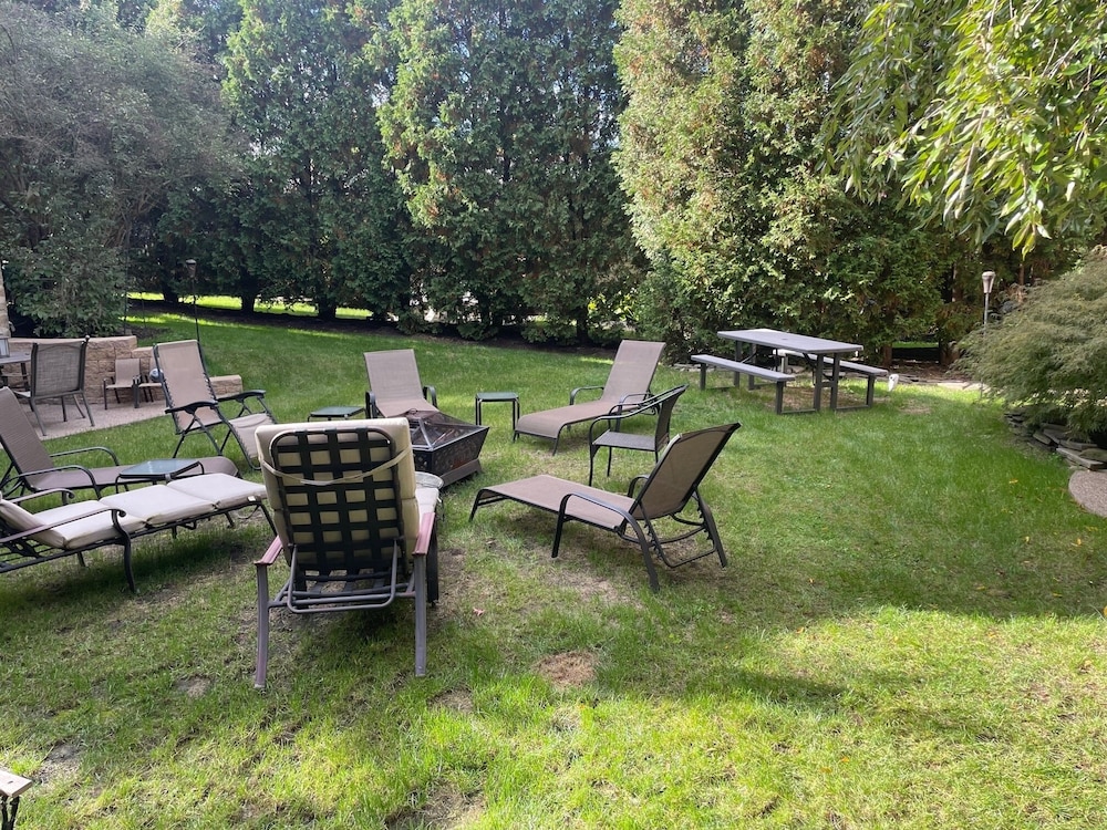 South Broadway Manor Bed and Breakfast 65/72