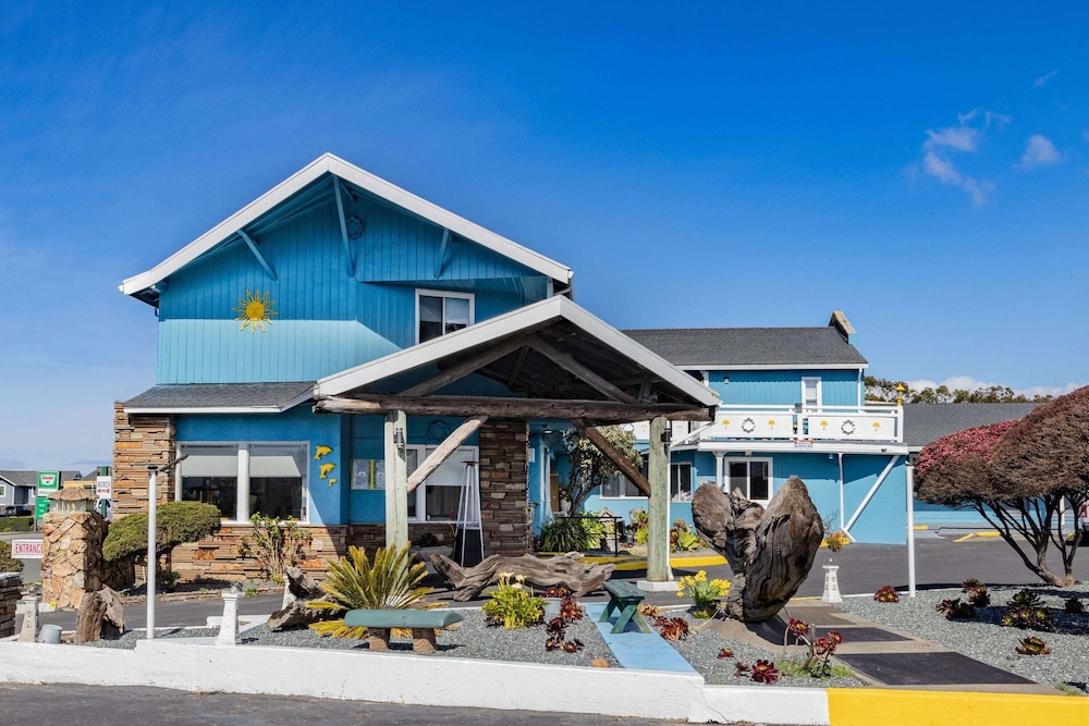 Oceanside Inn and Suites a Days Inn by Wyndham 1/38