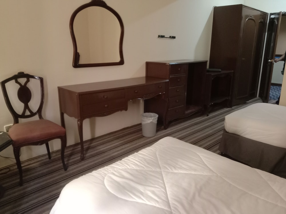 Al Commodore Hotel 13/40