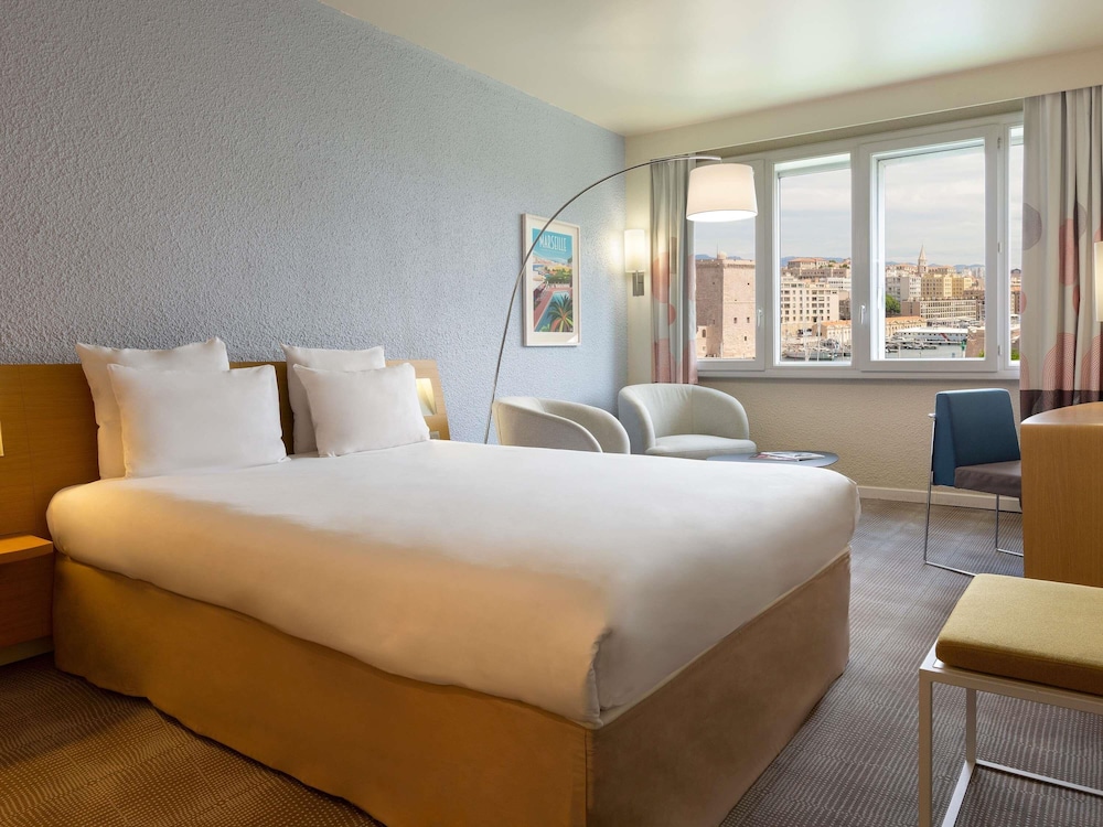 DELUXE, QUEEN BED, HARBOUR VIEW