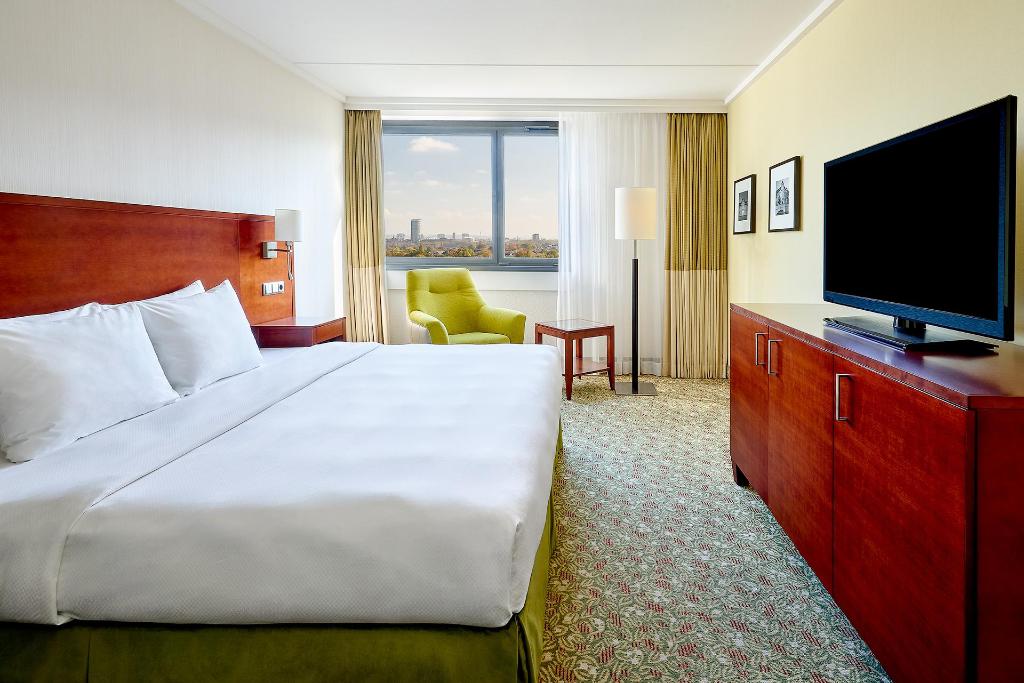 1 Bedroom, Conference, Suite, Queen Bed, High Floor