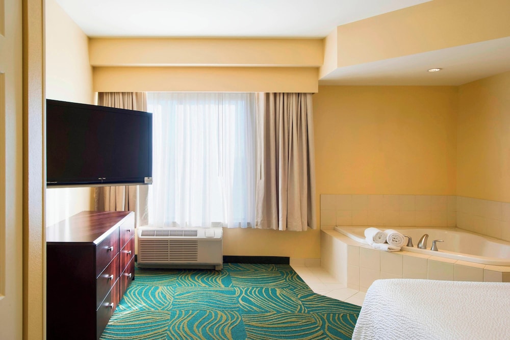 Suite, King Bed, Sofa, Bathtub