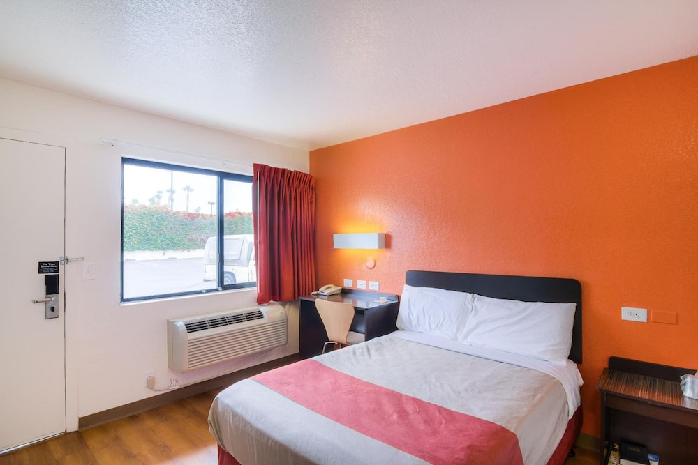 Motel6 Camarillo, CA 24/71