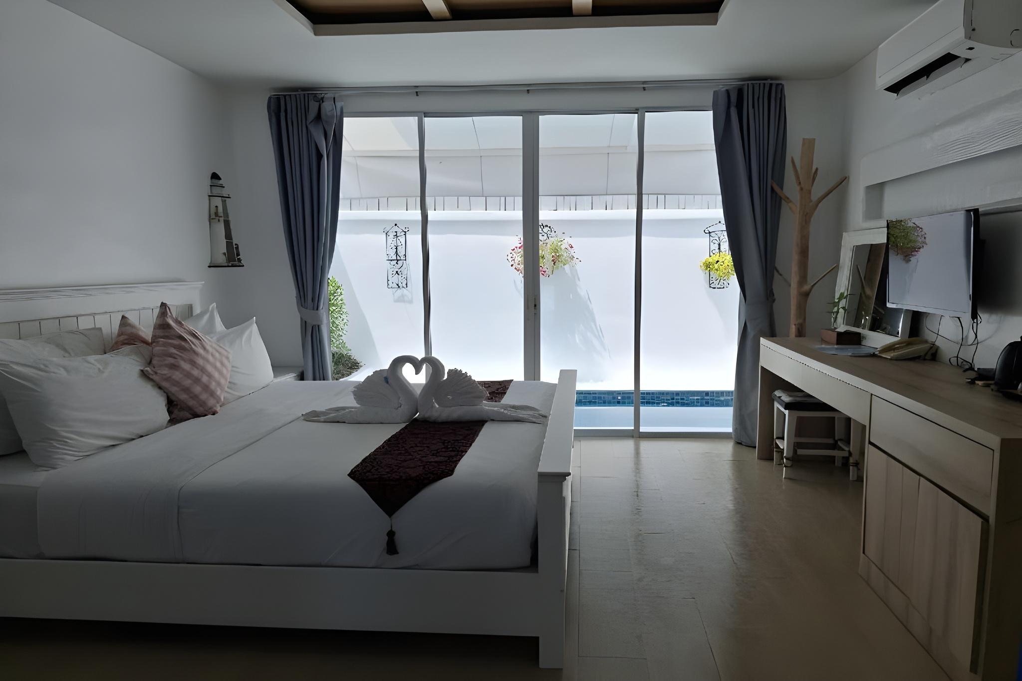 Room, Queen Bed, Near the Pool