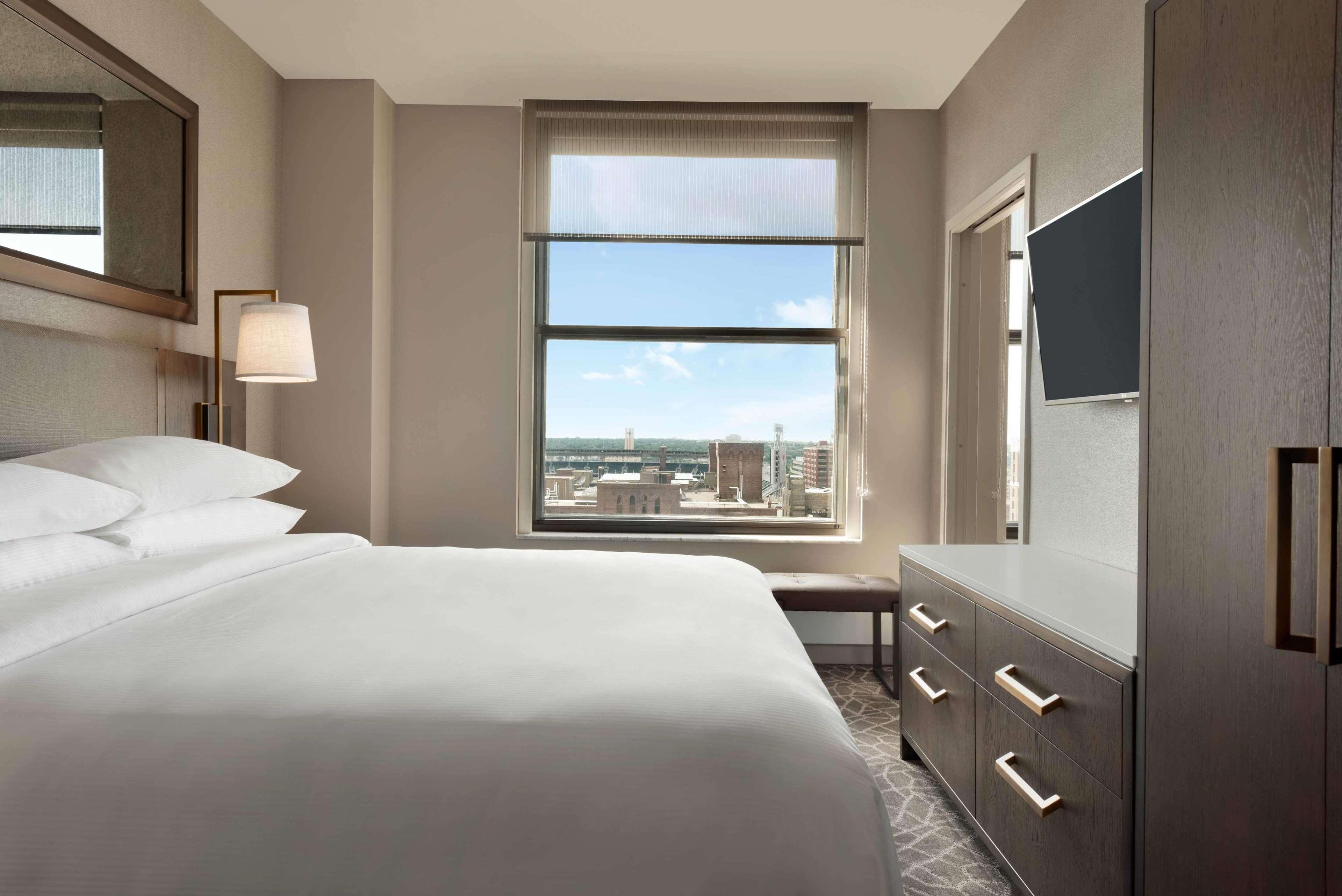 1 BEDROOM, SUITE, KING BED, SOFA