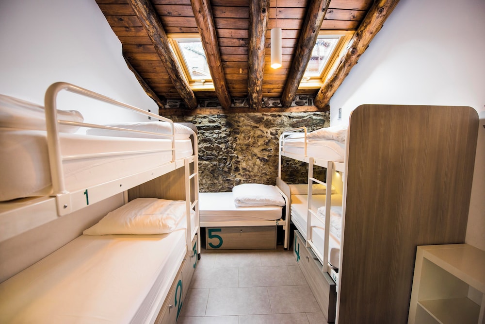 Mixed Dorm, 5 People, 2 Bunk Beds