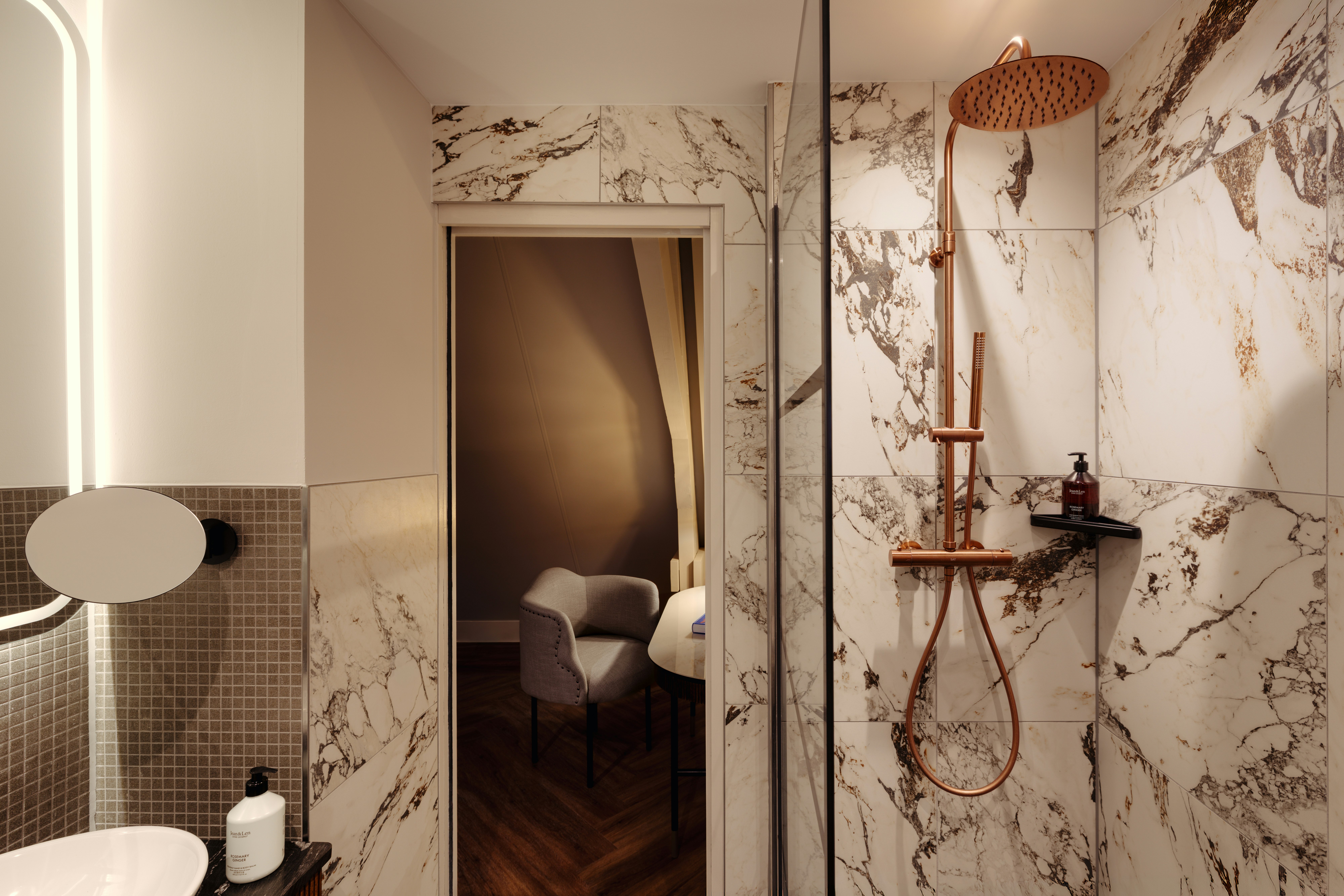جناح جونيور بسرير كينج مع أريكة سرير، The Manor Amsterdam 5/5