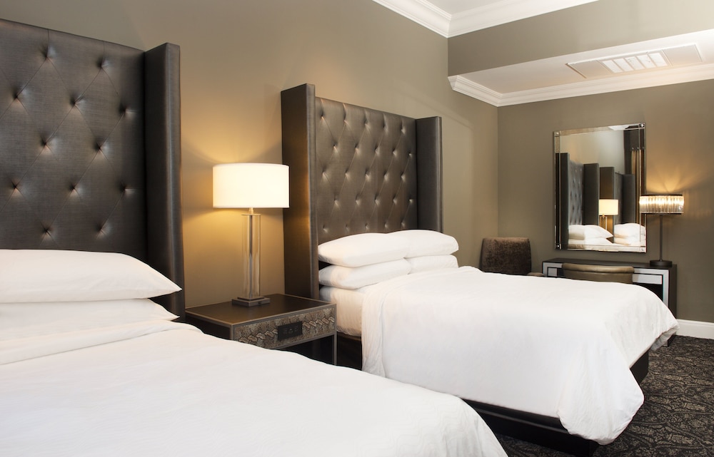 Le Pavillon Hotel 23/77