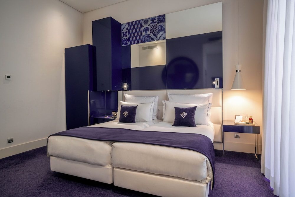 DELUXE, DOUBLE OR TWIN BED
