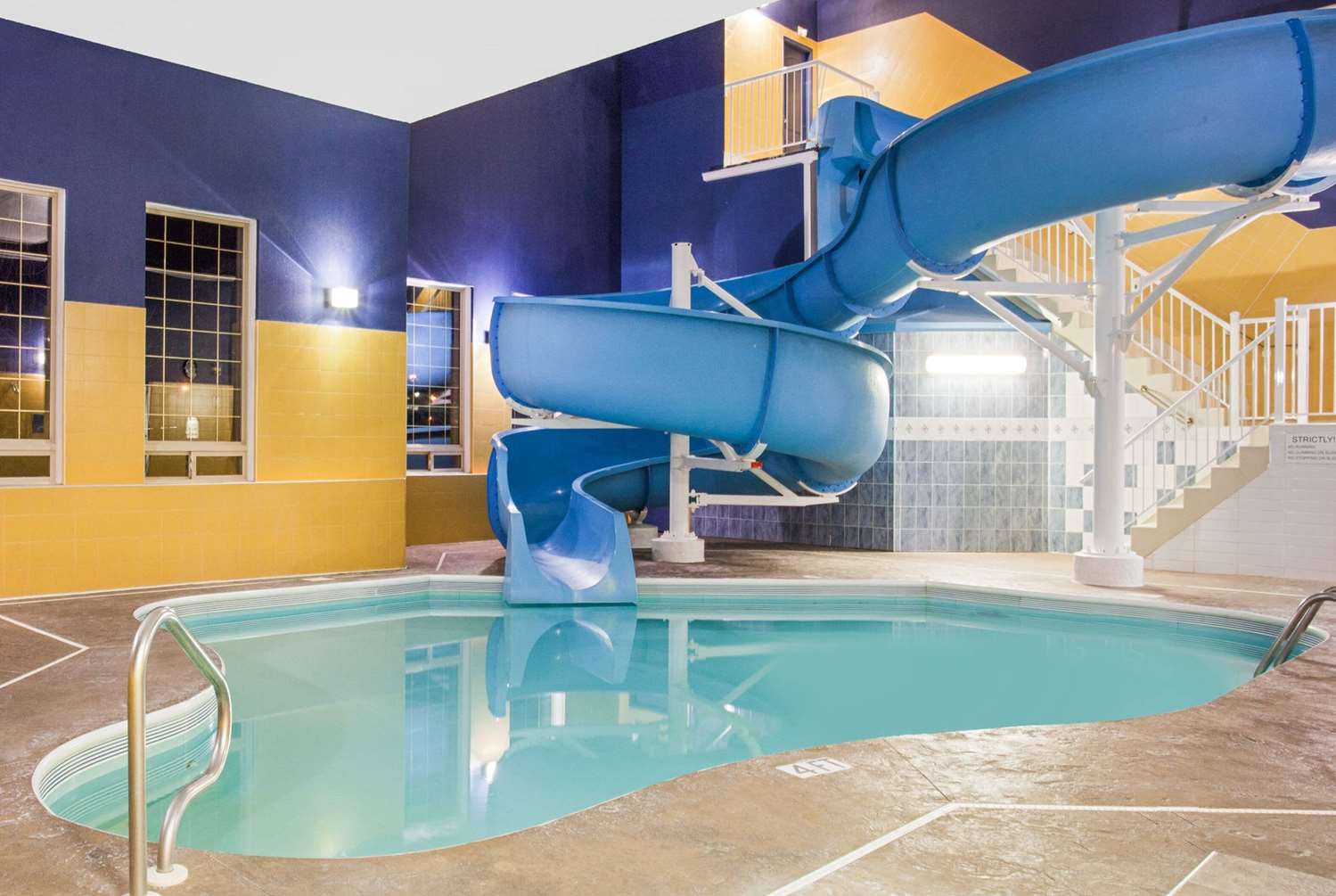 Ramada by Wyndham Red Deer Hotel & Suites 18/36