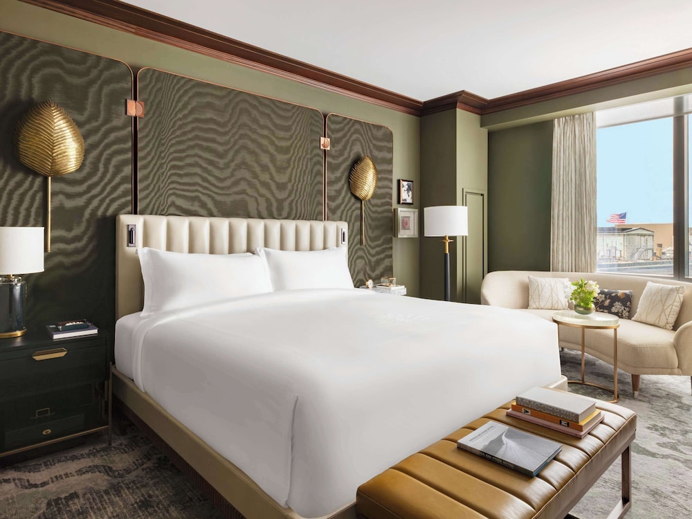 EMERALD, SUITE, KING BED, BATHTUB