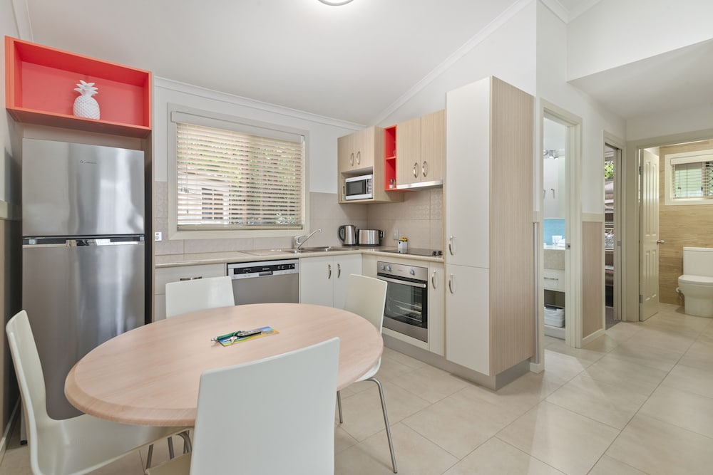 ASHMORE PALMS HOLIDAY VILLAGE 64/78