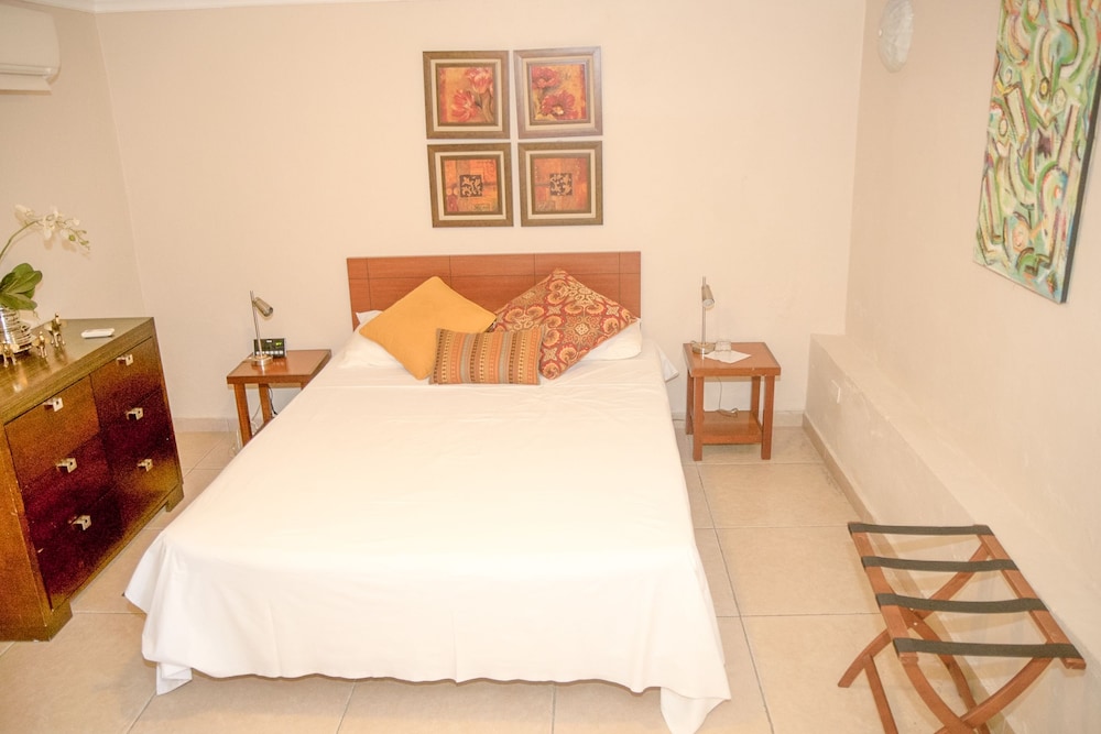 ALLAMANDA BED AND BREAKFAST 2/44