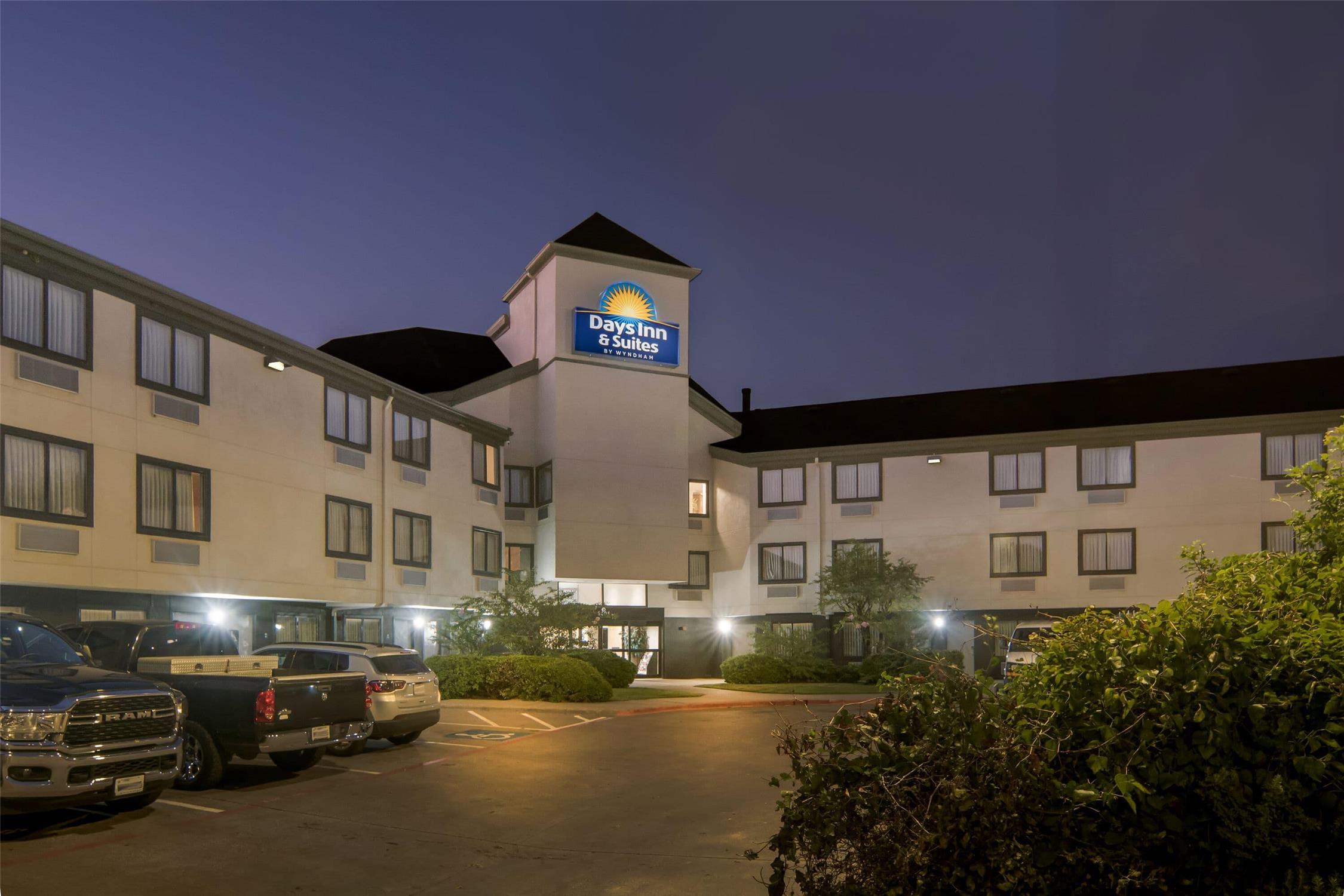 Days Inn & Suites by Wyndham DeSoto 5/44