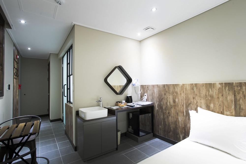 Shinchon Touch Hotel 23/24