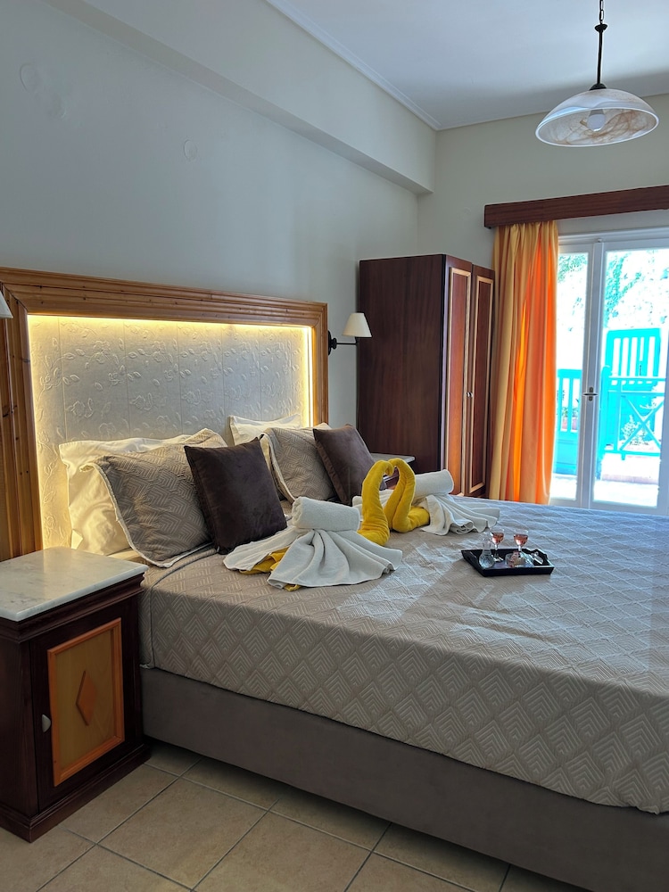 Karidis Hotel 8/48