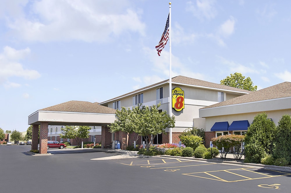 Super 8 By Wyndham Madison South 1/34
