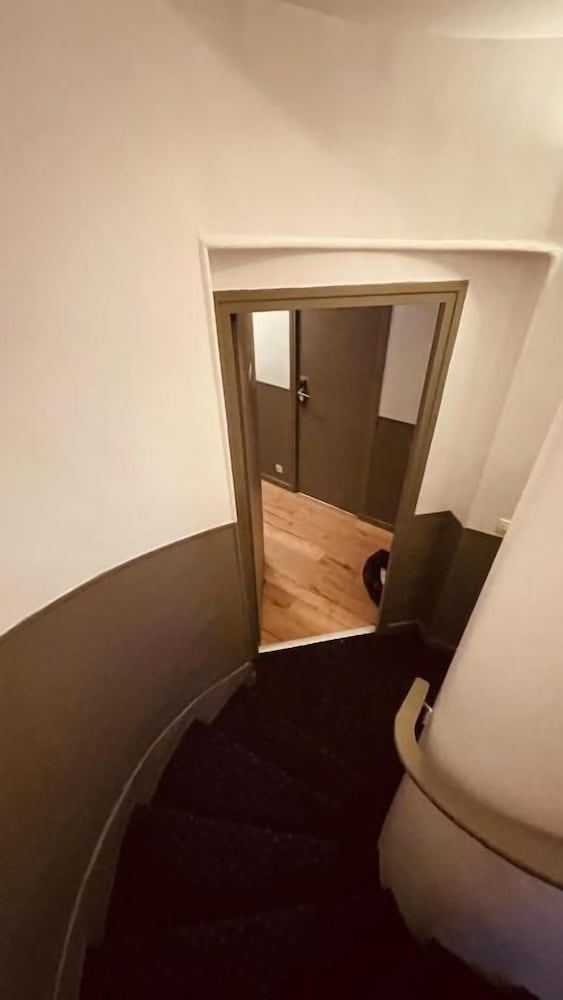 Jeff Hotel 36/60