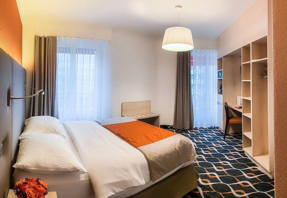 2 Bedrooms, Family, Twin Beds, Queen Bed, 2 Bathrooms, Sofa، Eden Hotel 3/4