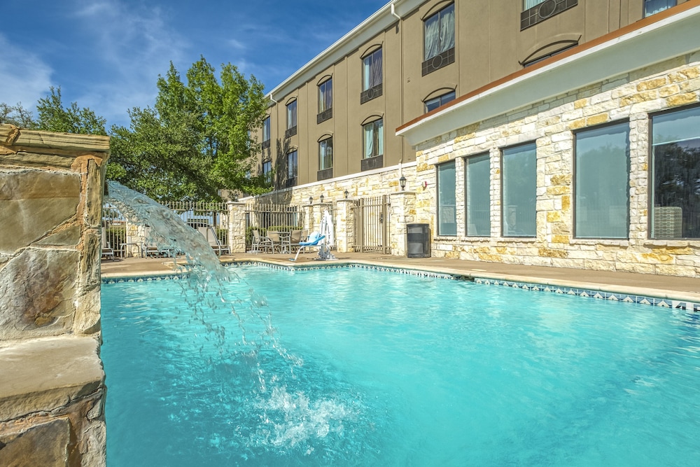 Holiday Inn Express Suites Beeville 9/76