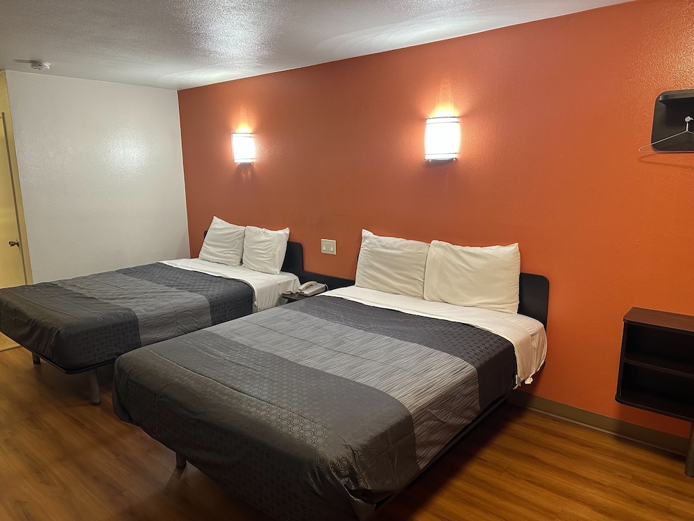 BASIC, 2 QUEEN BEDS