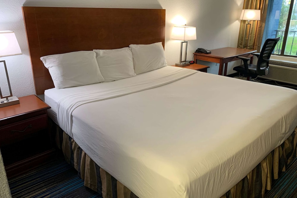ROOM, KING BED