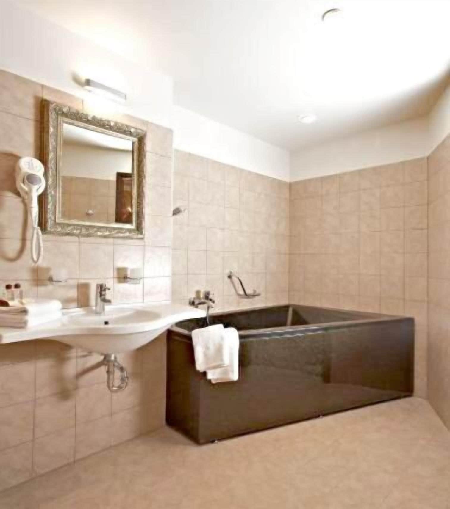 جناح جونيور بسرير فردي، Justus Hotel 5/5