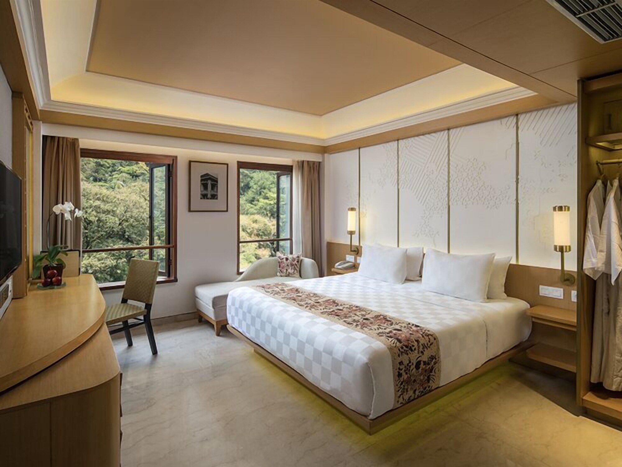 DELUXE, KING BED