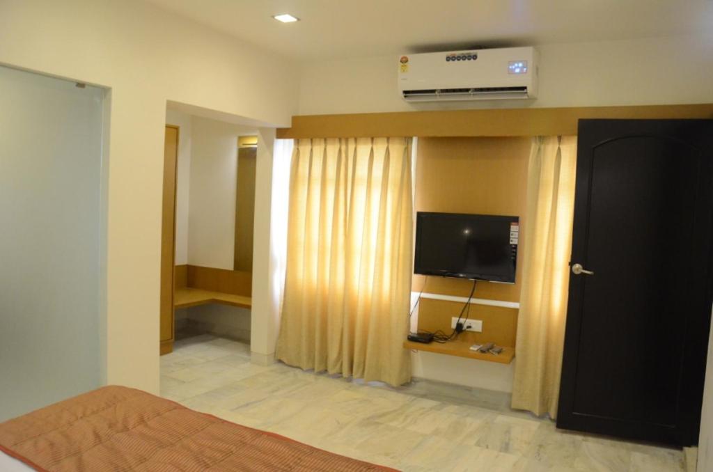 Hotel Yuvraj 29/35