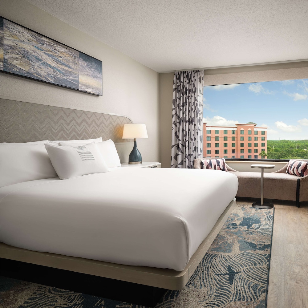 ROYAL, SUITE, KING BED, POOL VIEW