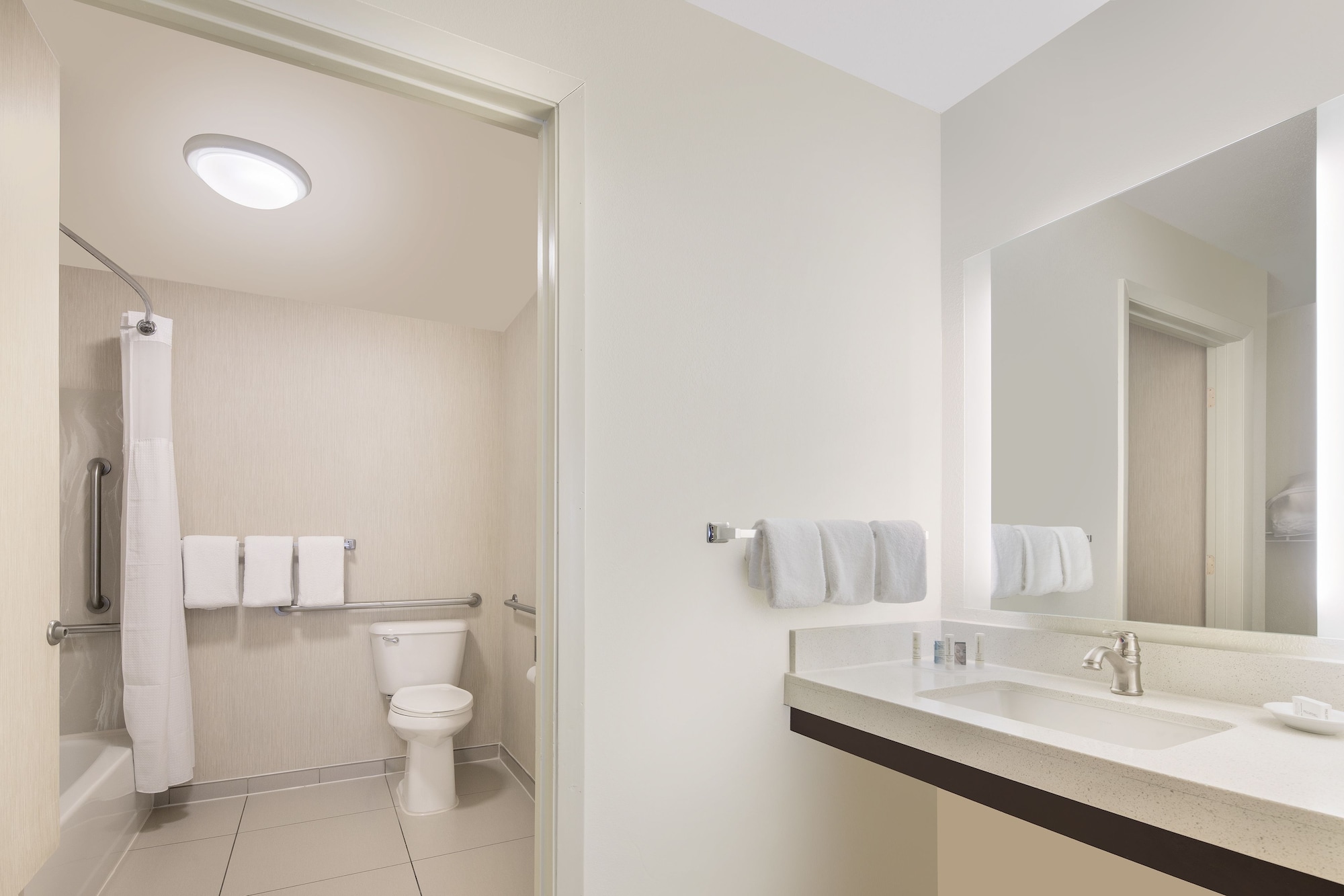Studio, Queen Bed, Sofa, Residence Inn by Marriott Indianapolis Airport 6/10