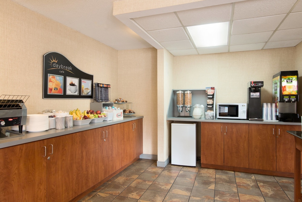 Days Inn By Wyndham Niagara Falls Near The Falls 6/44